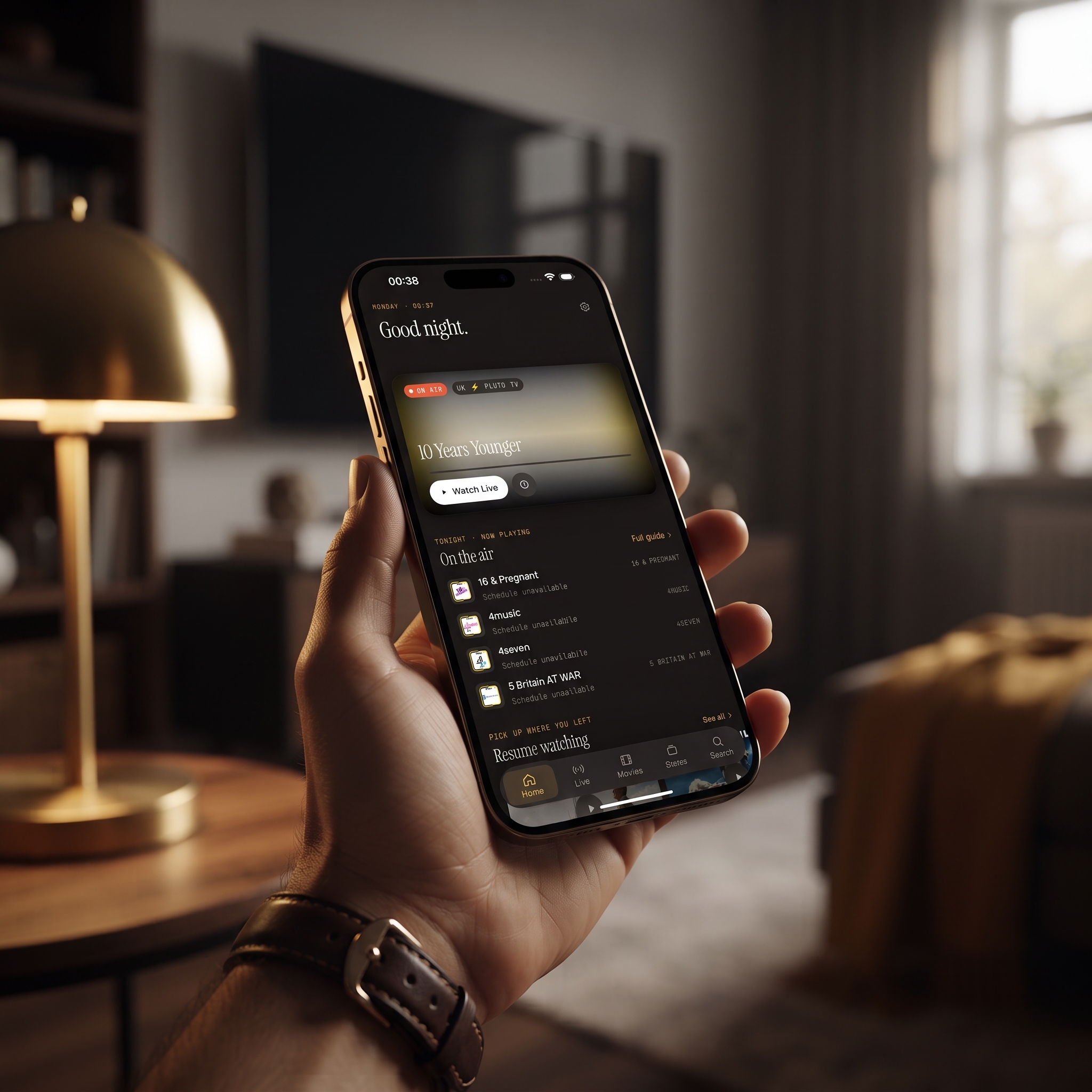 The device picker in Maximus listing nearby AirPlay and Chromecast TVs